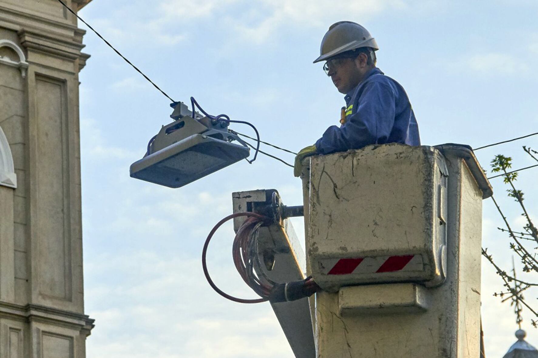 Las empresas locales se quejan de que se importa todo el aparato que contiene al LED.