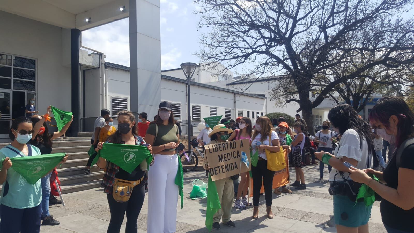 Organizaciones sociales y feministas protestaron por la arbitraria detención de la médica.