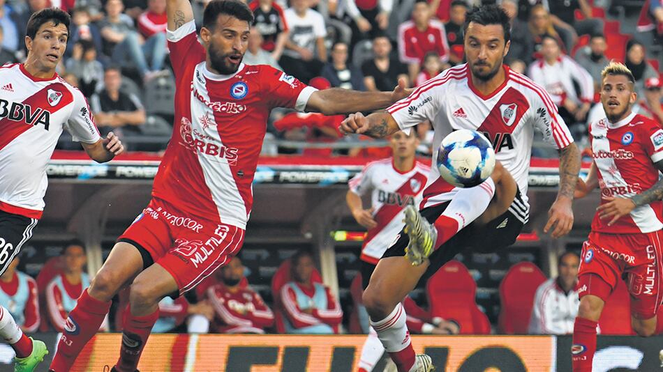 En el Monumental sobró lucha en el medio pero faltó vértigo en las áreas.