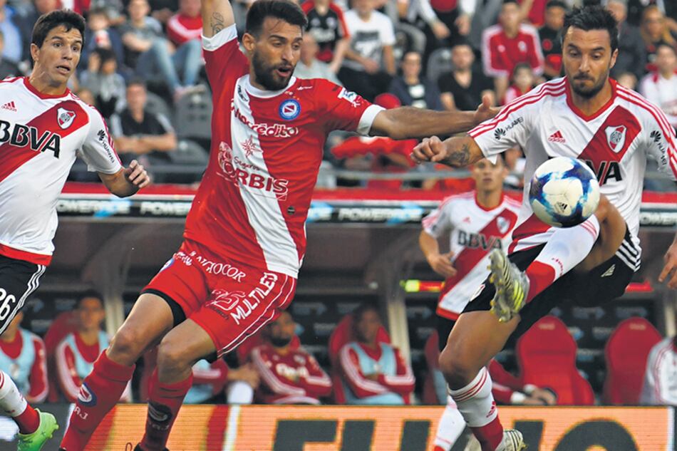 En el Monumental sobró lucha en el medio pero faltó vértigo en las áreas.