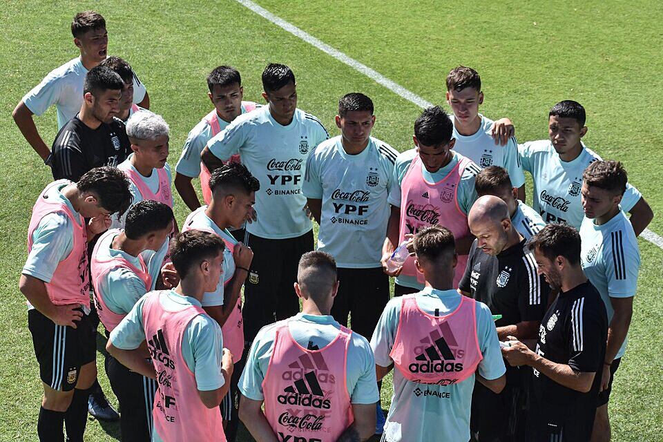 Mascherano le da indicaciones a sus jugadores antes de un amistoso ante Banfield