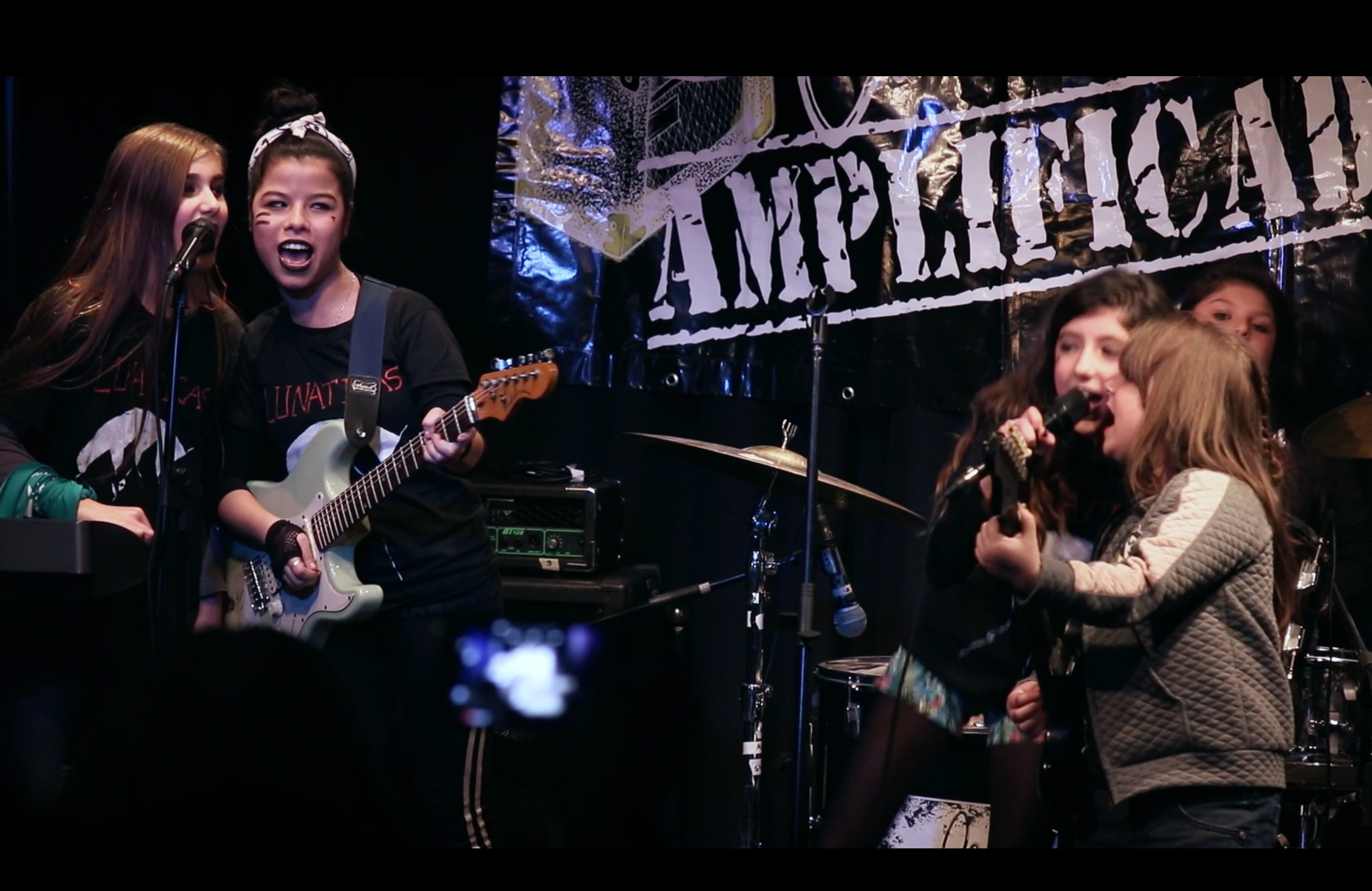 Presentación de una de las bandas de niñas y adolescentes que se formó en la escuela de rock Chicas Amplificadas