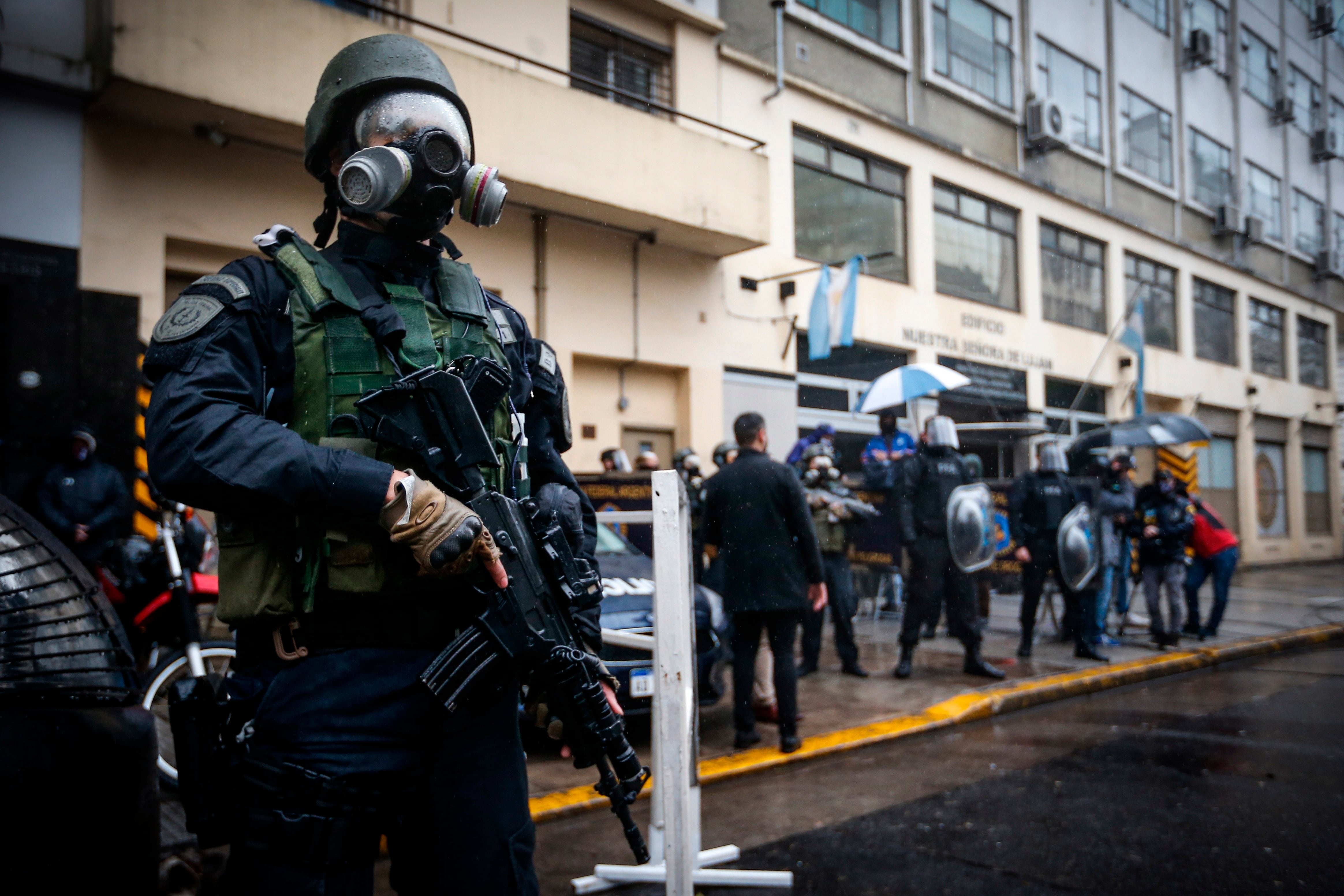 Operativo de la Policía Federal para custodiar el traslado de algunos los detenidos este martes en la causa de espionaje ilegal.