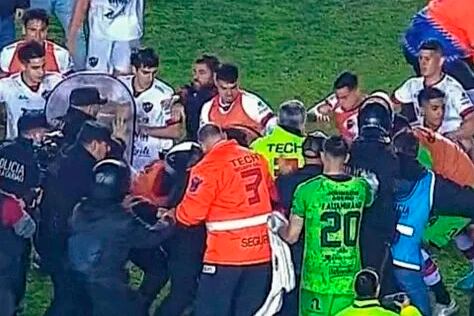 El escándalo del final. Los jugadores de Patronato increpan al árbitro Baliño.