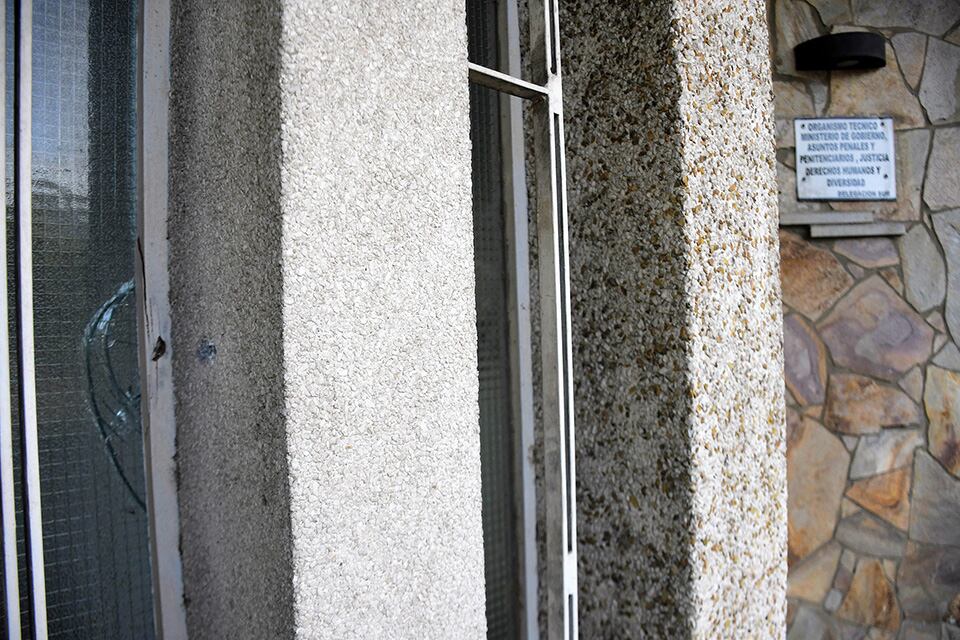 Detalle de uno de los impactos en la oficina del Servicio Penitenciario.