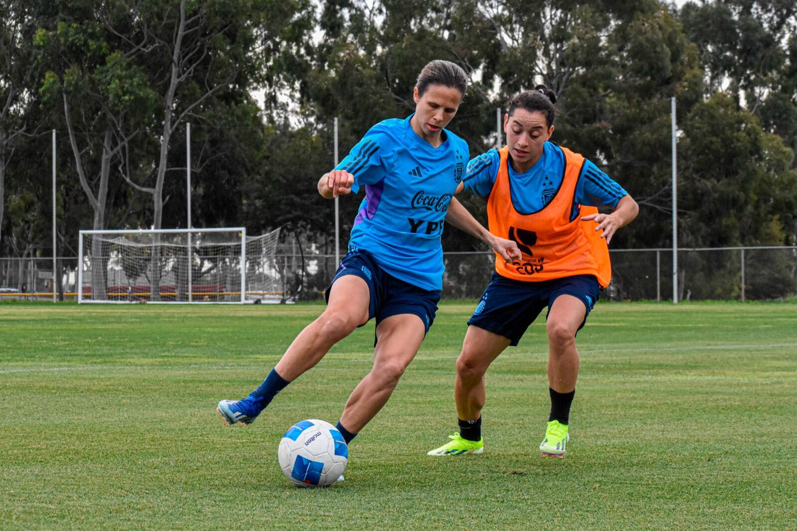 Marianela Szymanowski aguanta la presión y cuida la pelota.