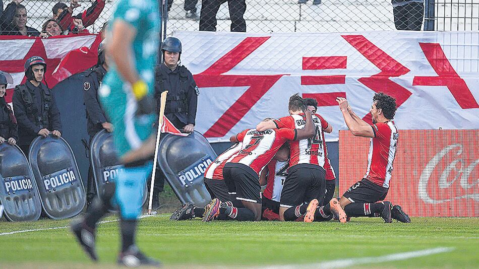 Estudiantes festeja el gol de Toledo que abrió el camino a un triunfo importante, mientras el arquero Acosta sufre.