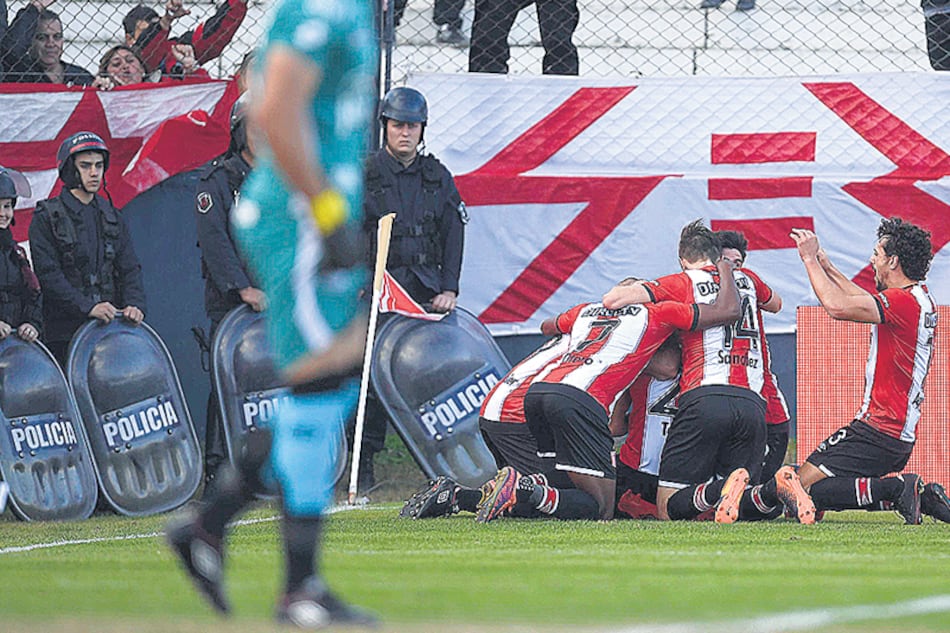 Estudiantes festeja el gol de Toledo que abrió el camino a un triunfo importante, mientras el arquero Acosta sufre.