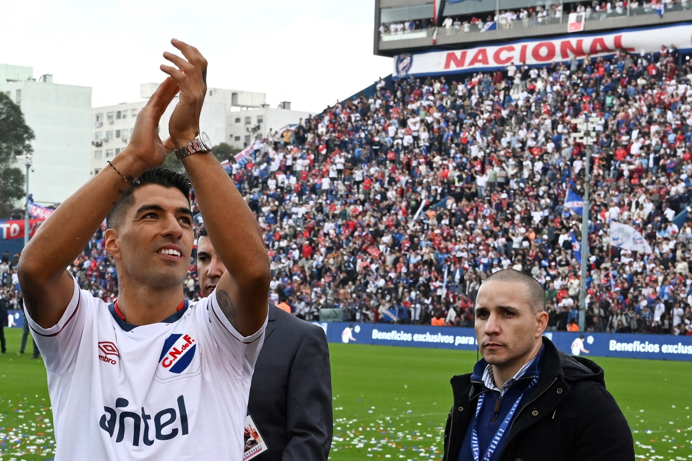 "Quiero estar acá. Más feliz que acá no voy a poder estar", dijo el delantero uruguayo durante su presentación. Foto: AFP.