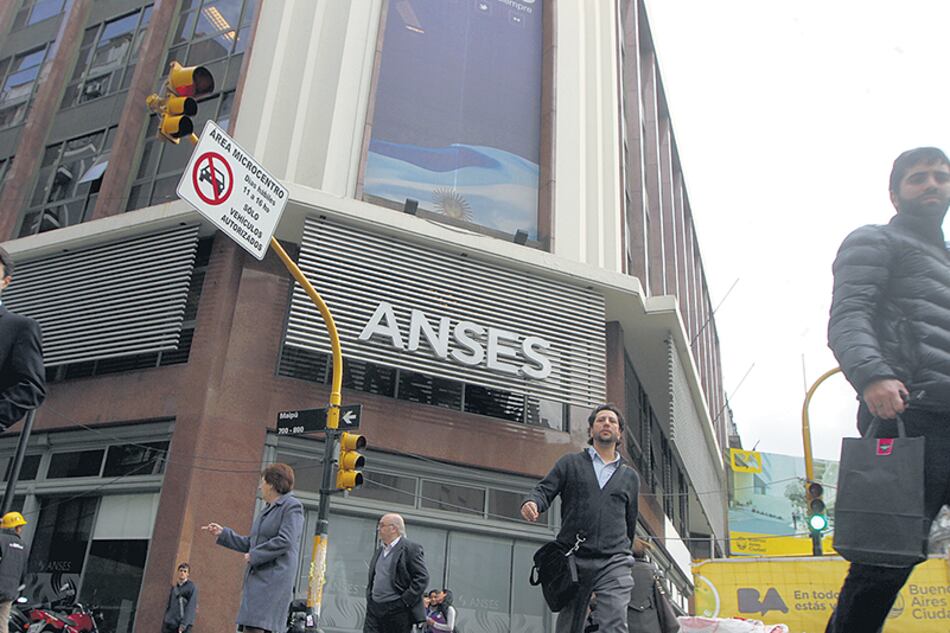 La Anses achicará los pagos de asignación por hijo en 336 mil casos y en ayuda escolar en 235 mil.