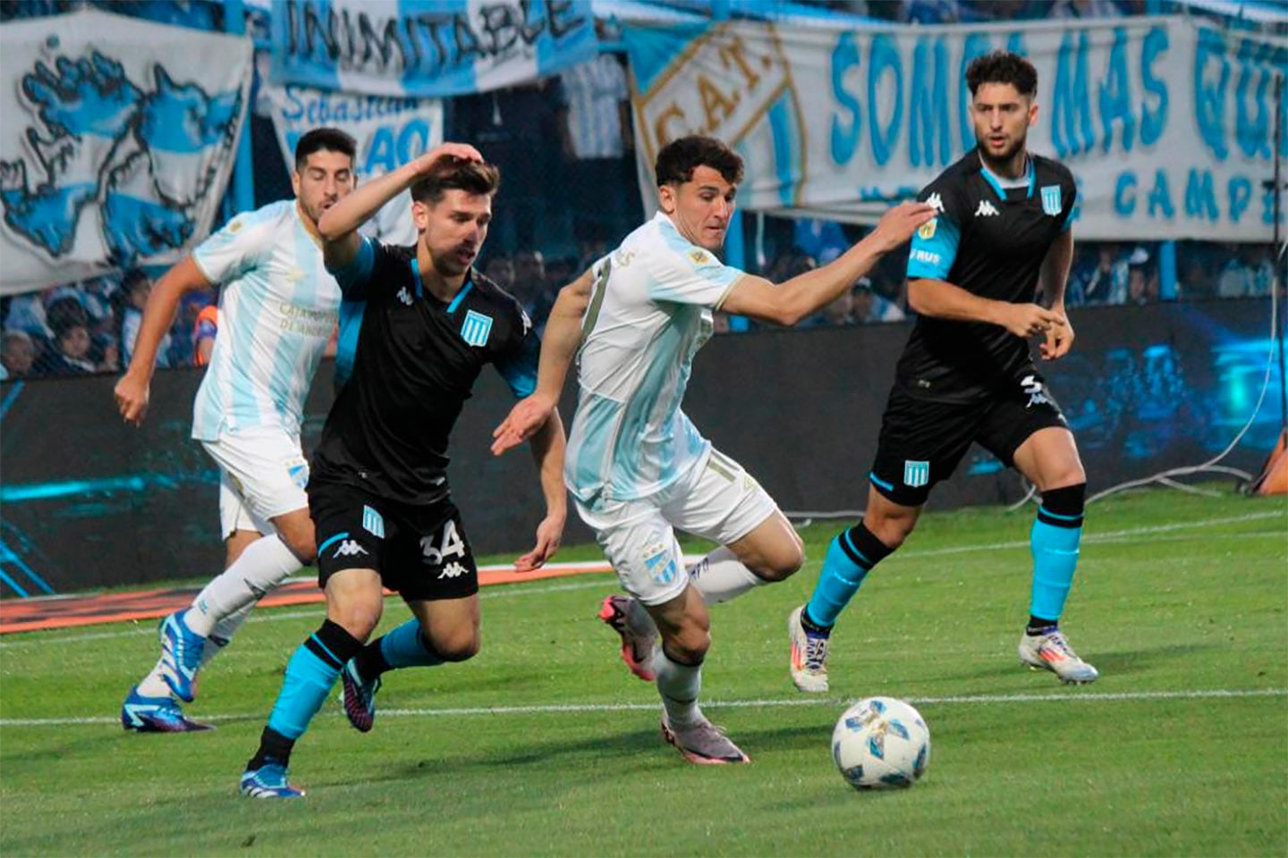 El uruguayo Franco Nicola se le escapa a Mura, de flojo partido.