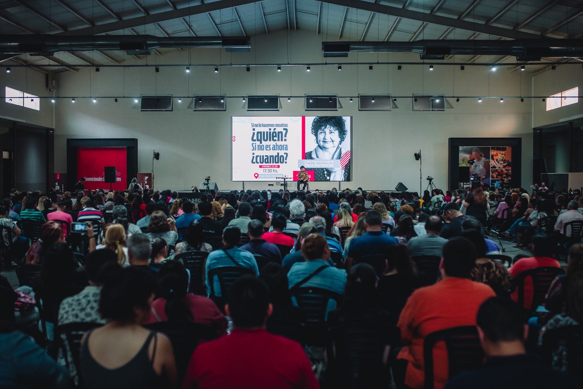 Charla magistral de Dora Barrancos en el Paseo Cultural Castro Barros.