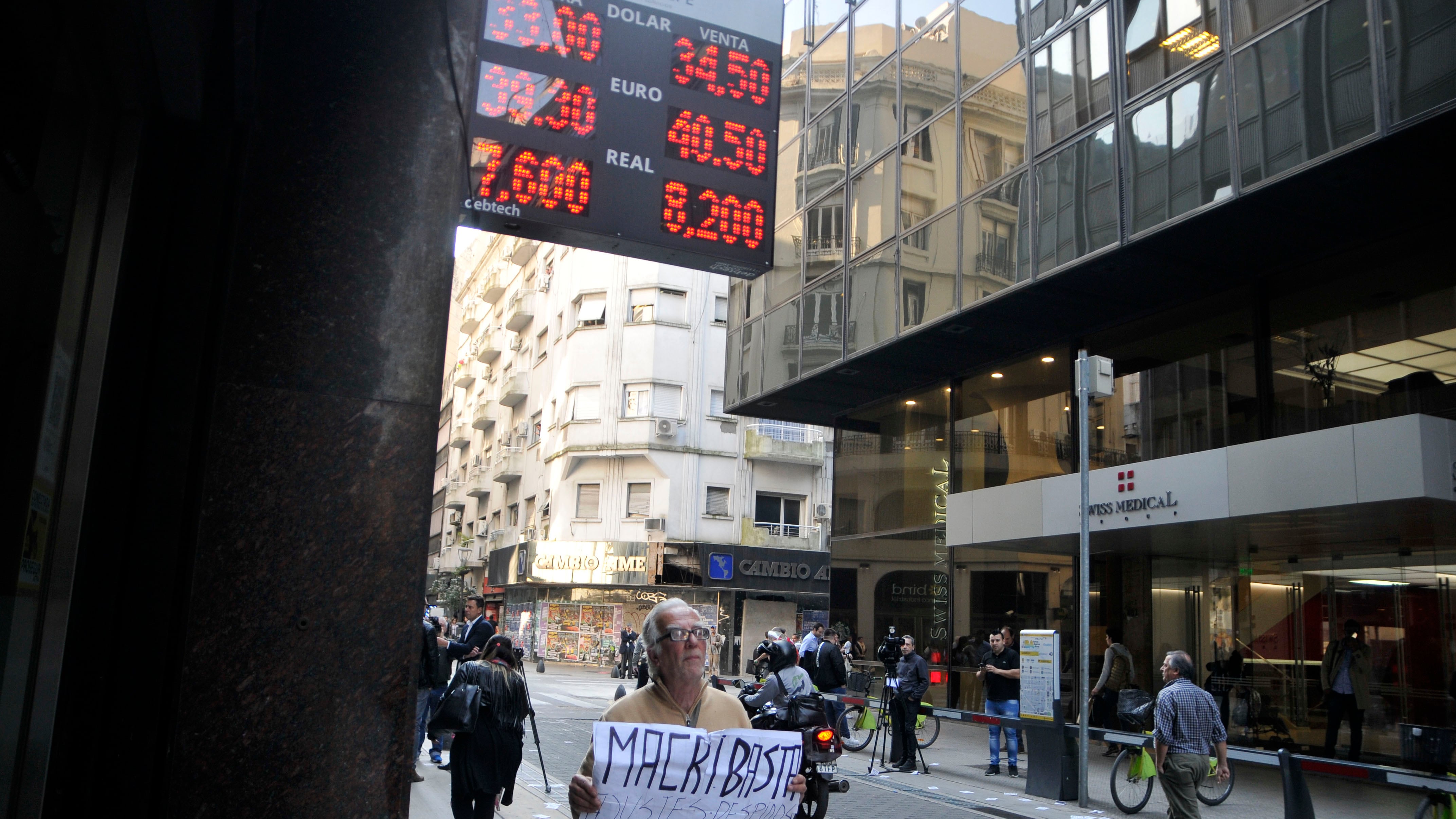 La trepada del dólar, en visión de los analistas, es el reflejo de los interrogantes que los desembolsos del Fondo no logran responder.