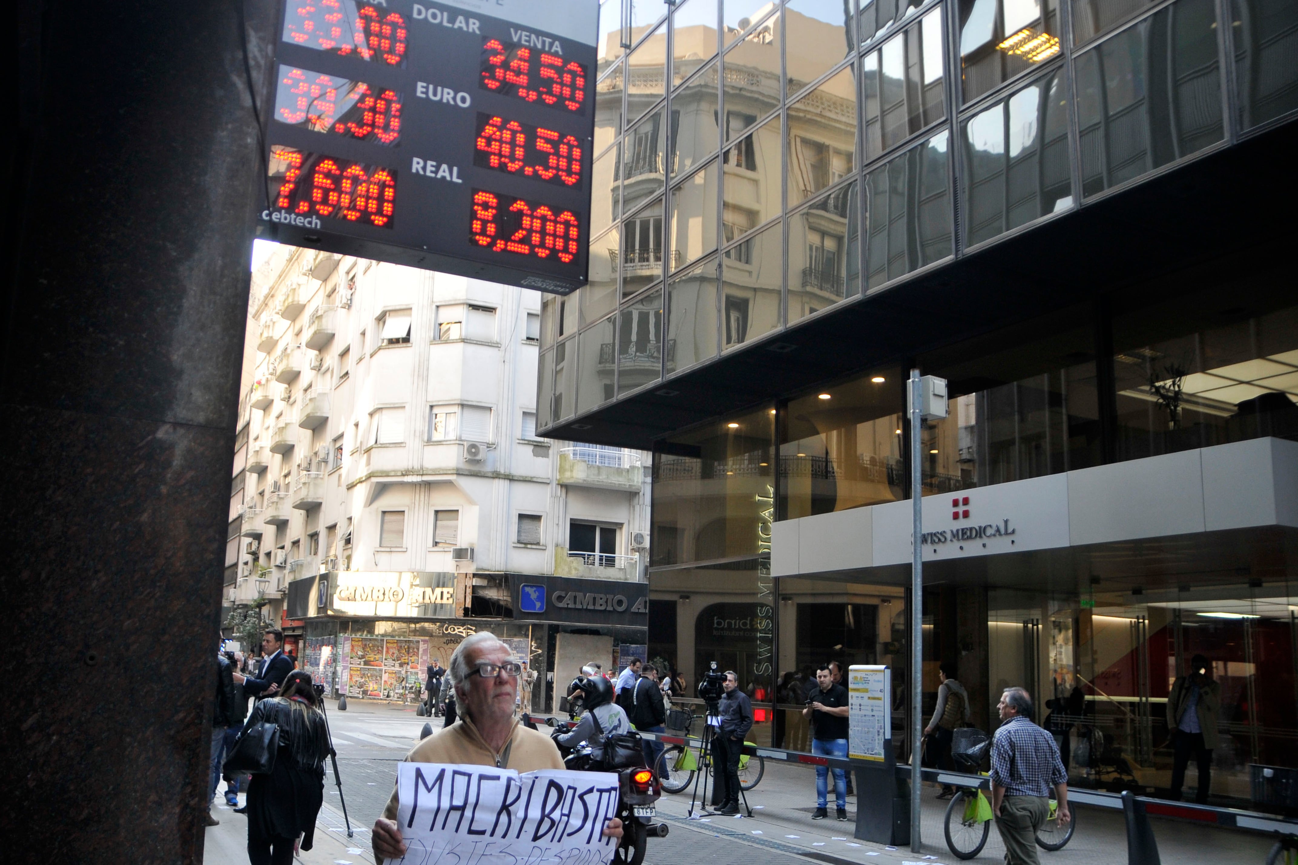 La trepada del dólar, en visión de los analistas, es el reflejo de los interrogantes que los desembolsos del Fondo no logran responder.