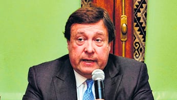 El gobernador Alberto Weretilneck ayer durante el anuncio.