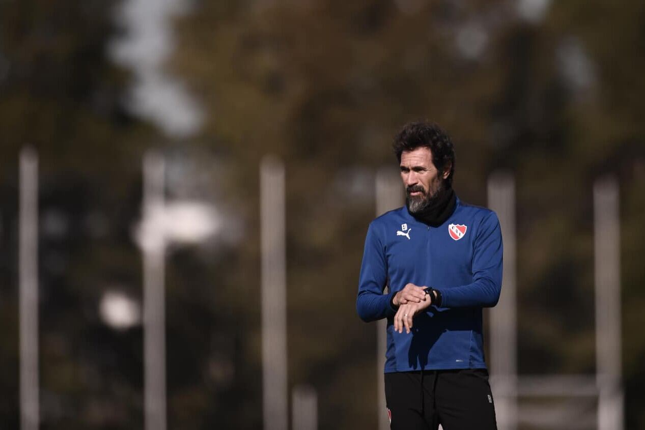 Eduardo Domínguez tiene problemas 