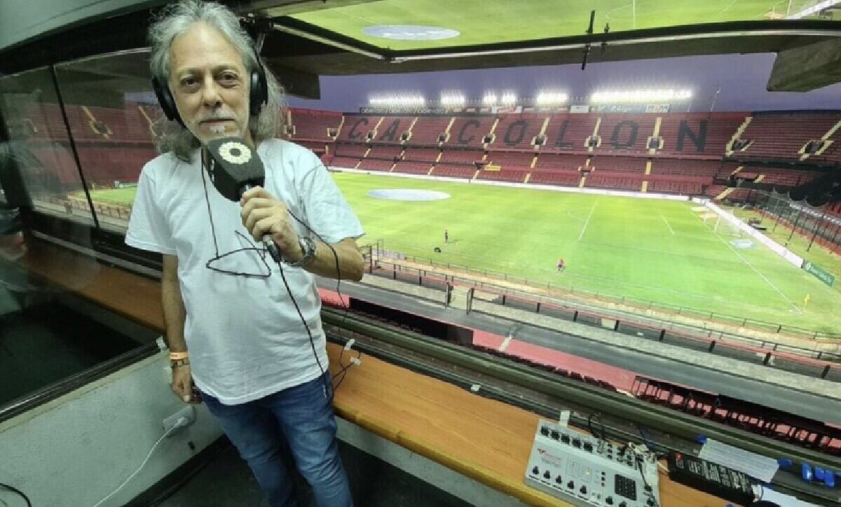 Walter Saavedra en una cabina de radio