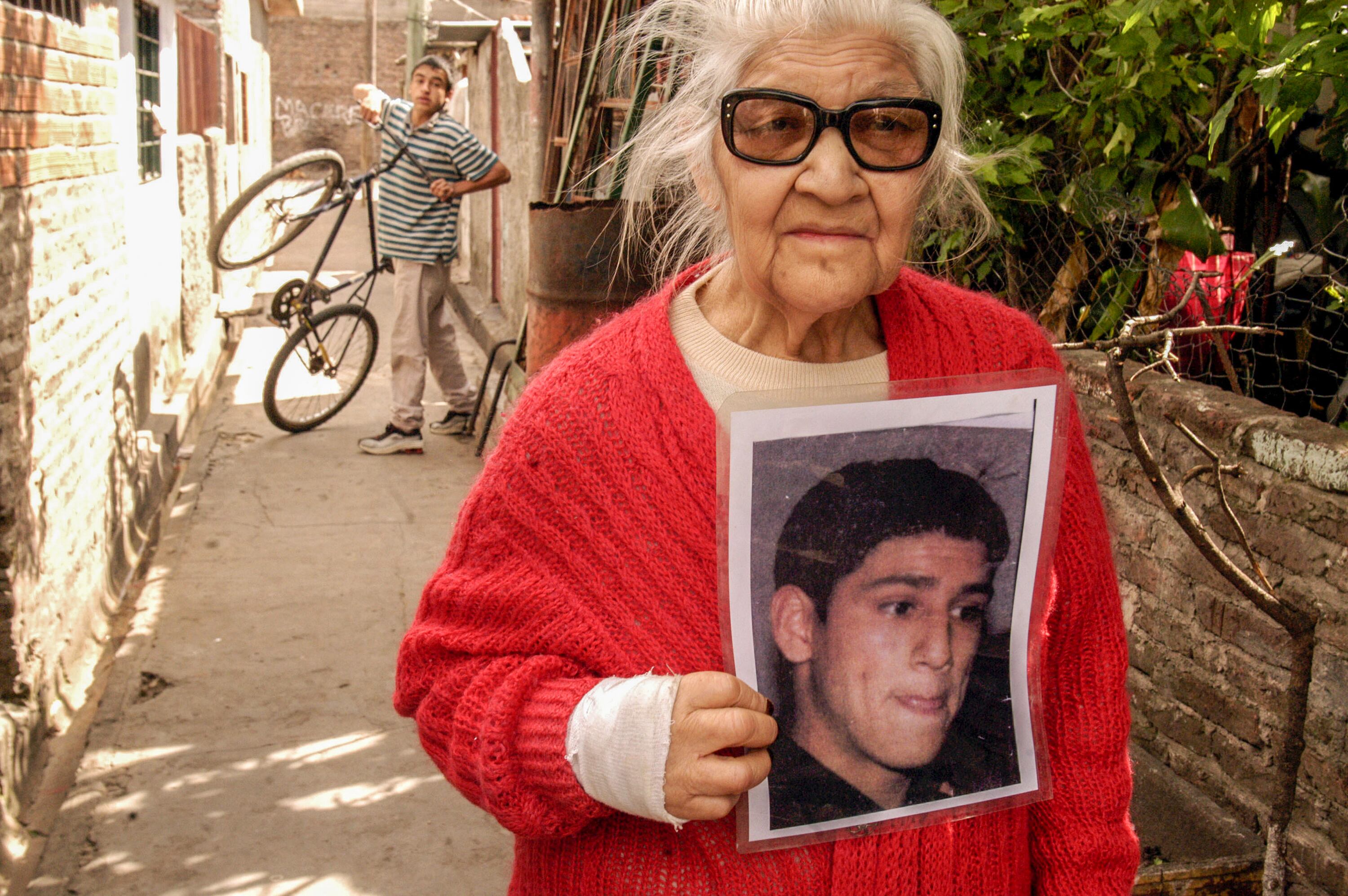 Juana, abuela de Ezequiel, lleva la foto de su nieto reclamando justicia.