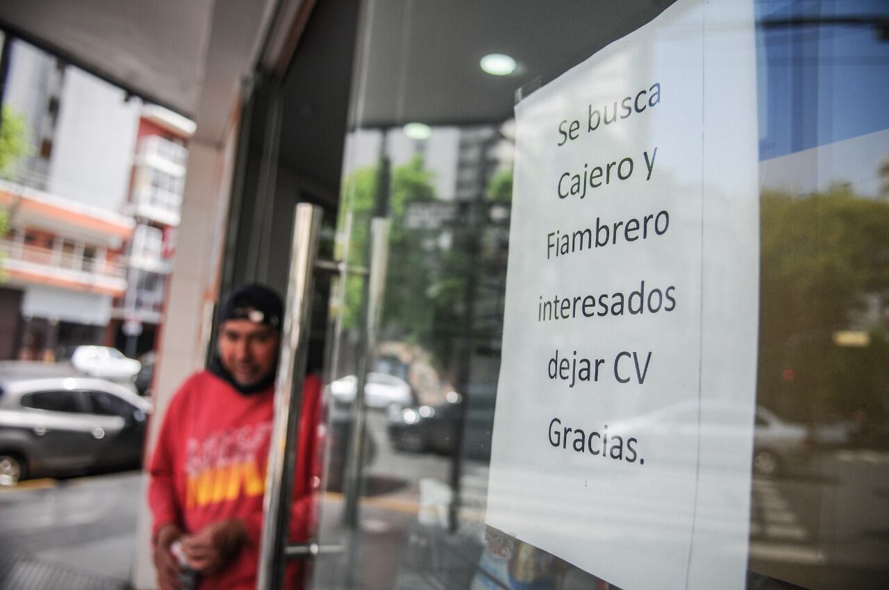 Aunque mejora el promedio salarial, los que están abajo están cada vez más lejos de los de arriba.