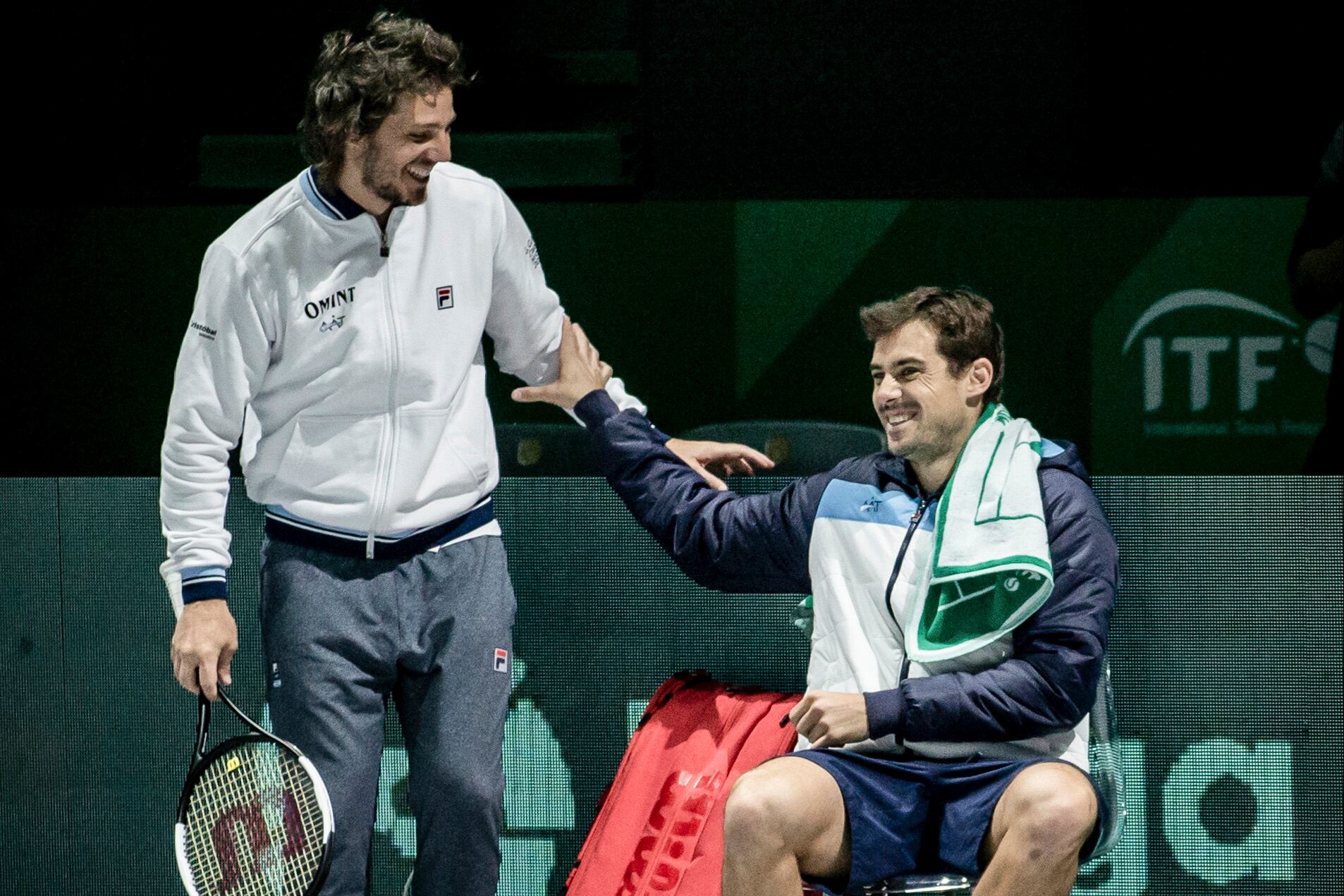 Gastón Gaudio habla con Guido Pella durante la práctica en Madrid.