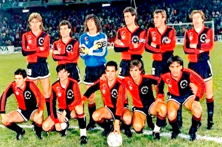 Batistuta, en una de las formaciones de aquel Newell's