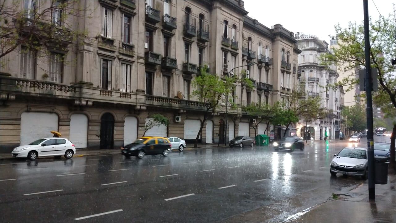 Para mañana, el organismo prevé una jornada con cielo nublado, lluvias aisladas por la mañana y chaparrones por la tarde.