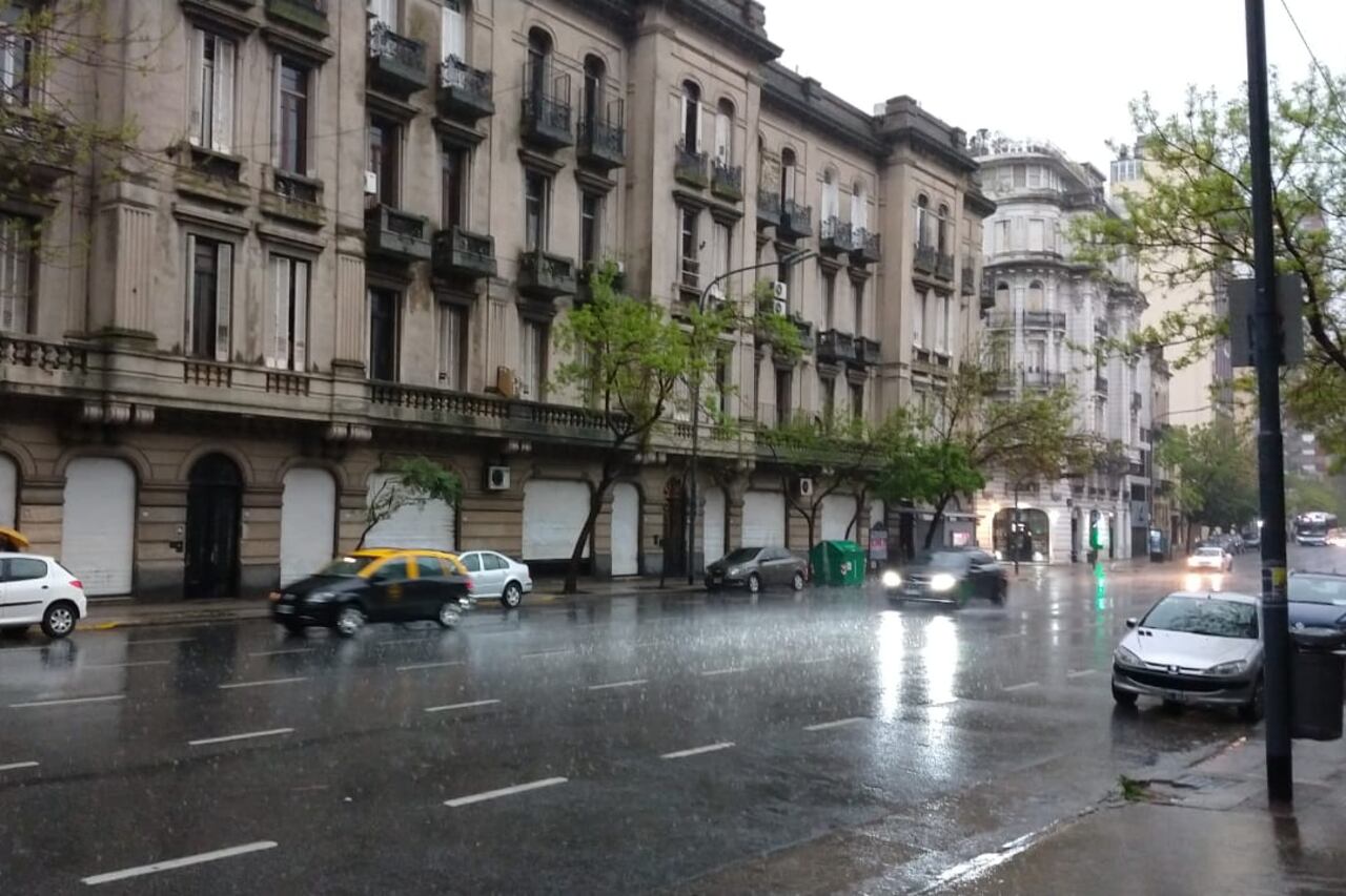 Para mañana, el organismo prevé una jornada con cielo nublado, lluvias aisladas por la mañana y chaparrones por la tarde.