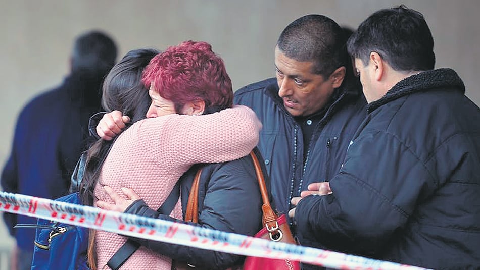 Familiares de las víctimas se encuentran envueltas en llanto después de arribar a Mendoza.