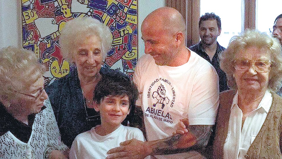 Sampaoli posa junto a las Abuelas, que lo recibieron en su sede.