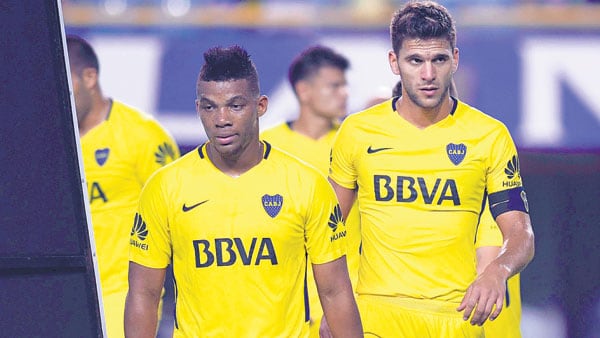 Fabra y Magallán rumbo al vestuario después de la inesperada derrota de Boca en su propia casa.