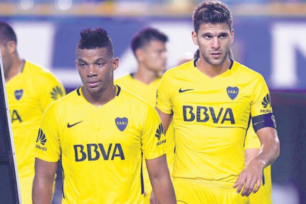 Fabra y Magallán rumbo al vestuario después de la inesperada derrota de Boca en su propia casa.