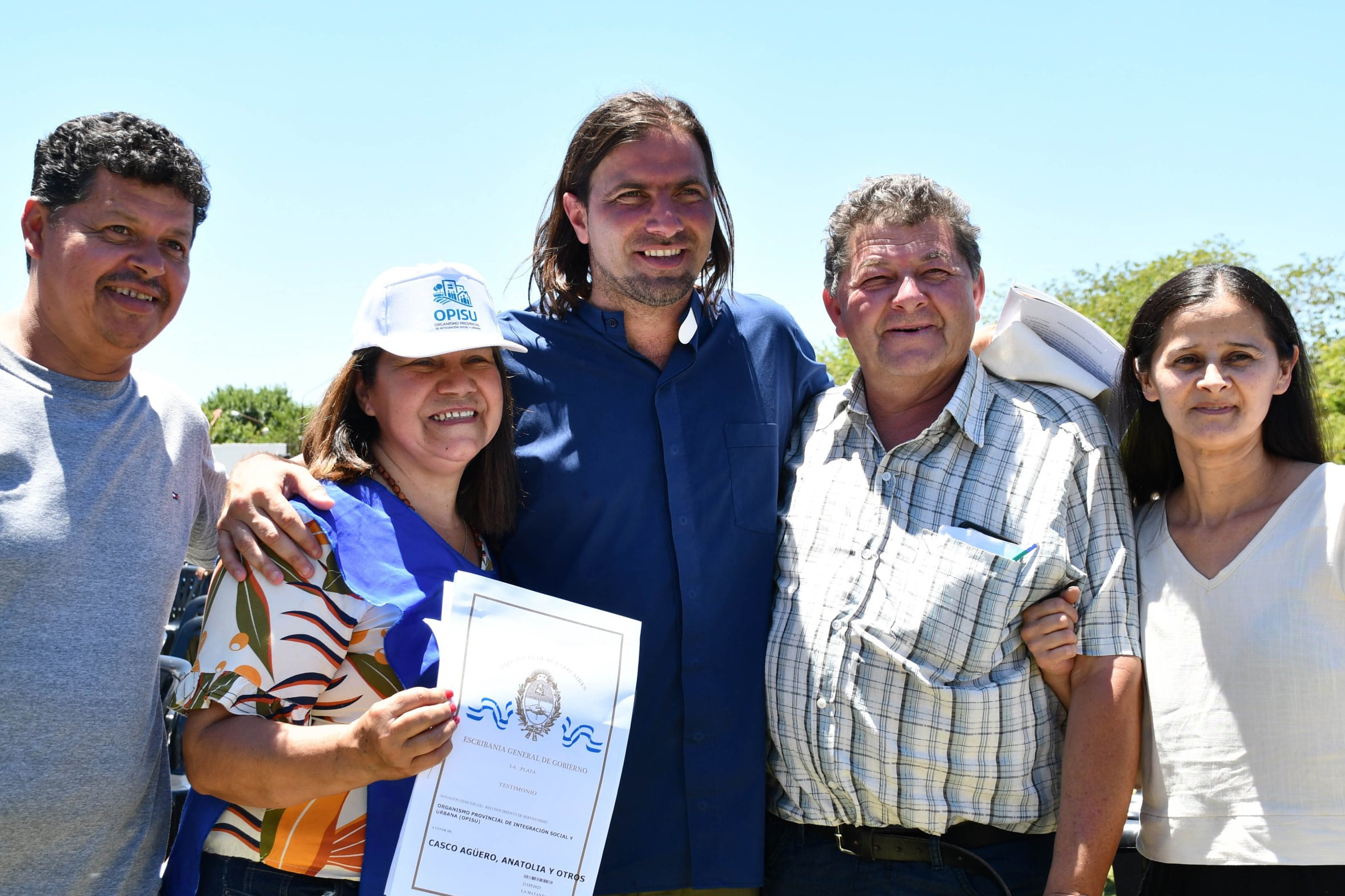 El Padre Tano junto a los beneficiarios que recibieron sus escrituras en La Matanza. 