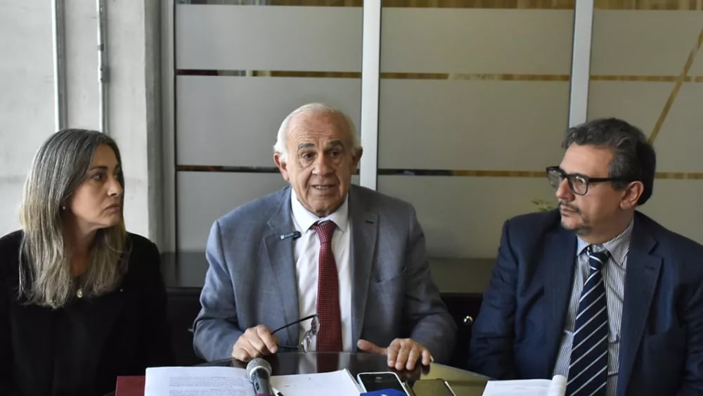 Pérez Alsina (centro) 