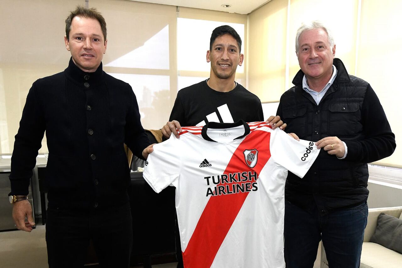 Aliendro firmó el contrato con el presidente Brito y el vice Patanian