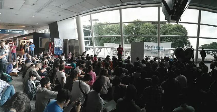 Los universitarios realizaron el lunes una clase pública en Aeroparque.