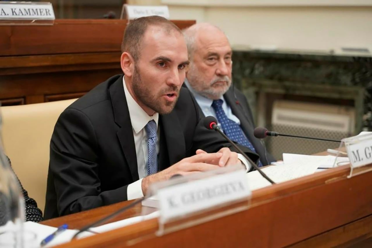 El ministro de Economía, Martín Guzmán, y detrás el economista Joseph Stigliz.