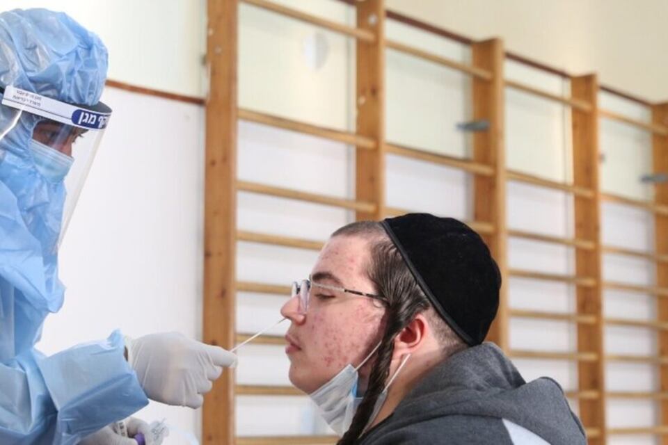 Se prevé que entre un tercio y un cuarto de los israelíes contraigan covid-19 en las próximas tres semanas.