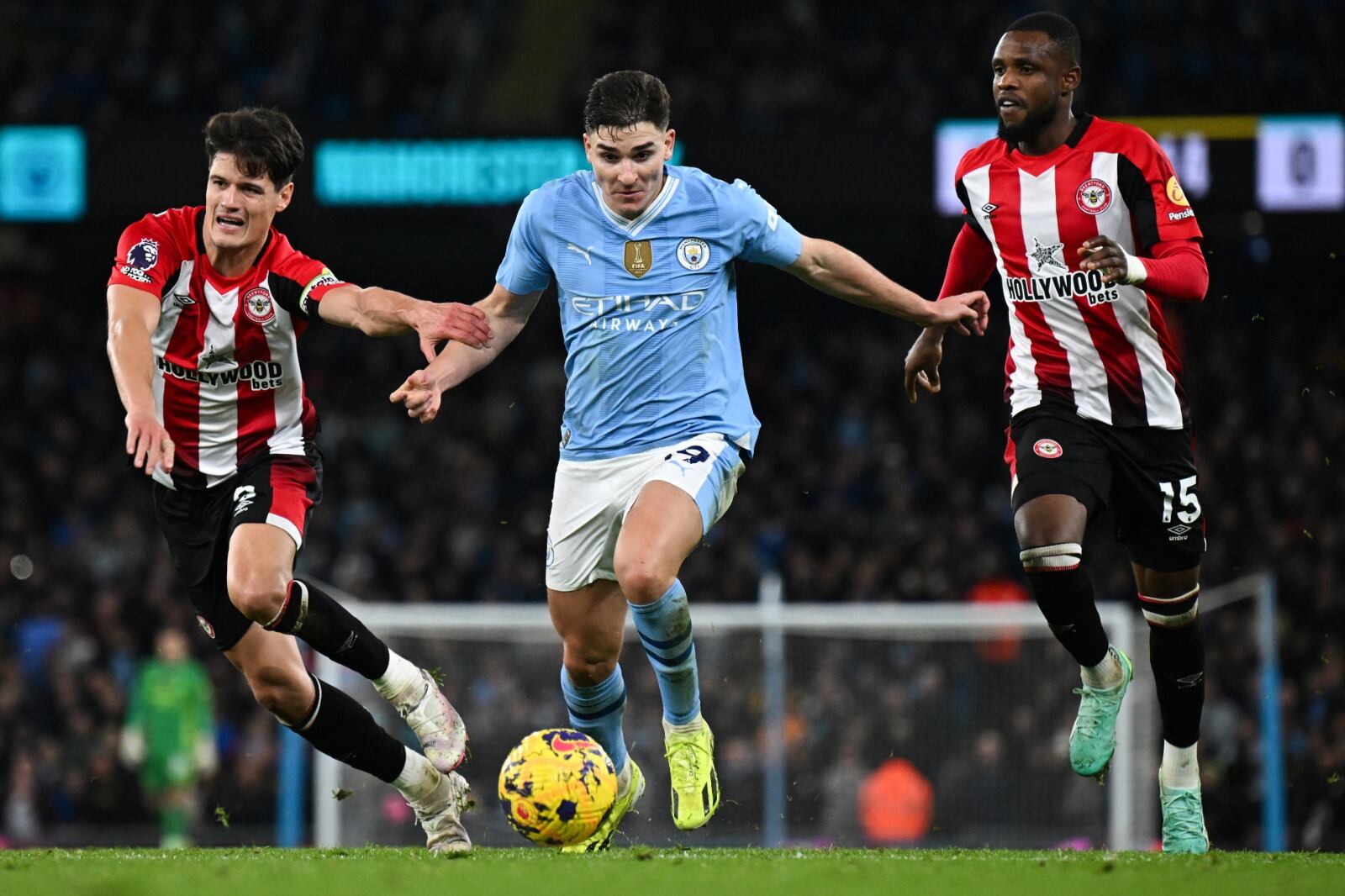 Alvarez trata de escapar entre dos defensores rivales