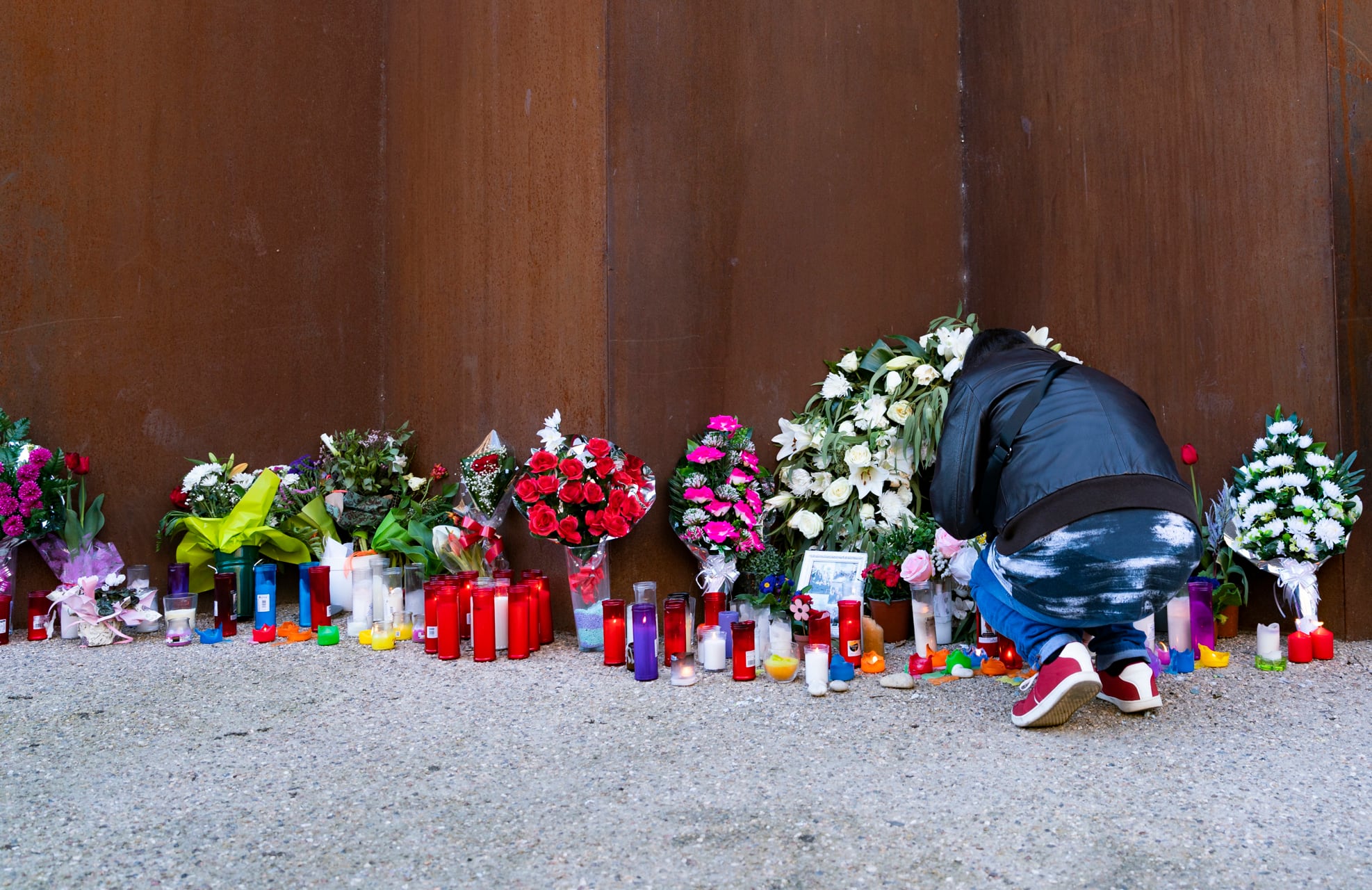 Familiares y seres queridos despidieron a la nena de 12 años con un santuario lleno de flores, velas y fotos. Imagen: EFE. 