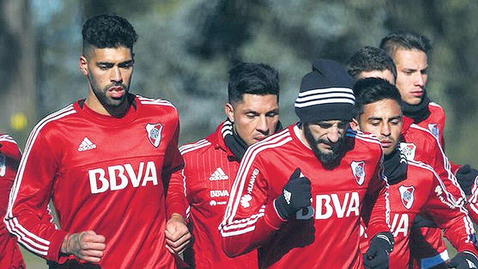 Pérez corre entre sus nuevos compañeros. El jugador habló desde Estados Unidos.