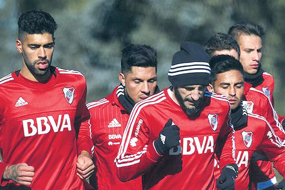 Pérez corre entre sus nuevos compañeros. El jugador habló desde Estados Unidos.