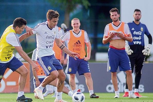 Dybala frente a Acuña en el entrenamiento de ayer. Ambos serían titulares.