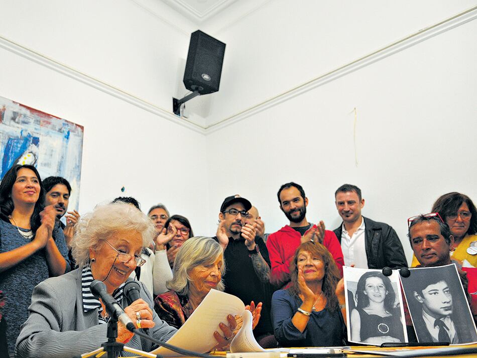 Estela Carlotto, Sonia Torres y los familiares del nuevo nieto durante la conferencia de prensa en Abuelas.