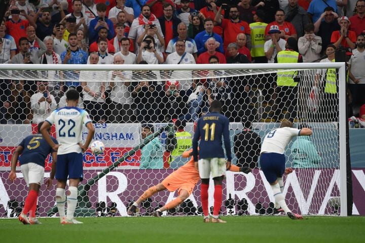 Kane le pega con precisión para poner el empate (Foto: AFP).