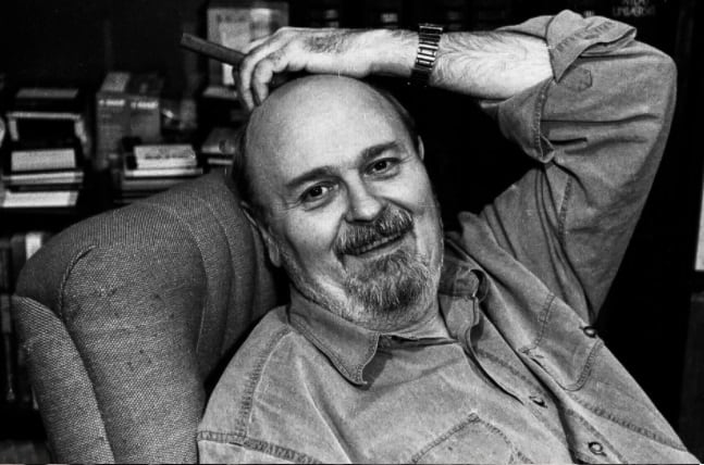 En 1997 Osvaldo Soriano muere víctima de cáncer de pulmón. El escritor y periodista tenía 54 años.