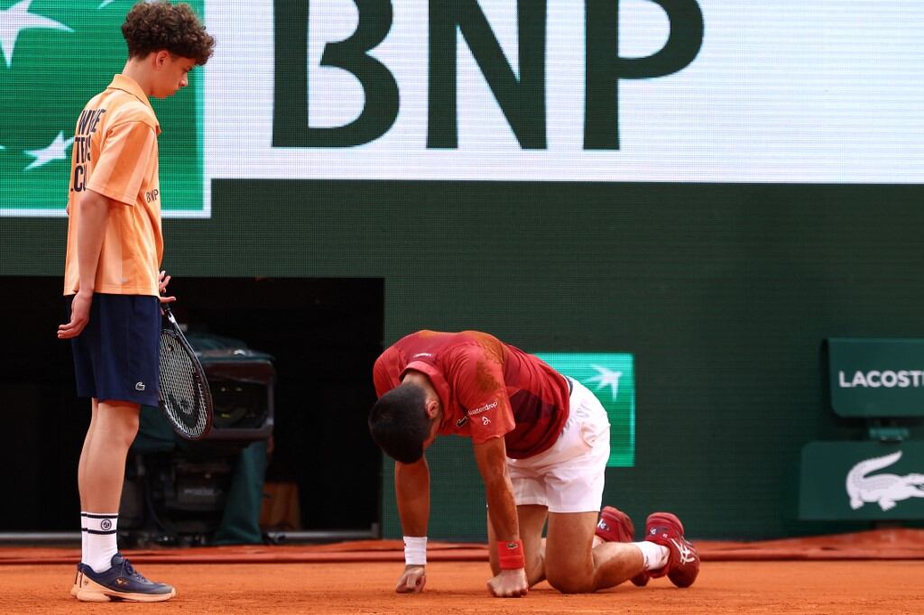 Djokovic por el piso, en una de las postales que dejó su batalla con Cerúndolo.