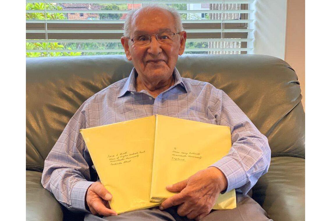 Lucio Chiquito, con su tesis de doctorado. 