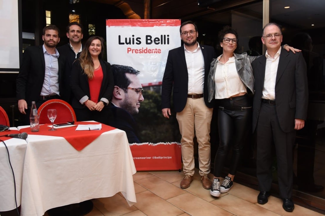 Belli (cuarto desde la izquierda) junto a todo su equipo