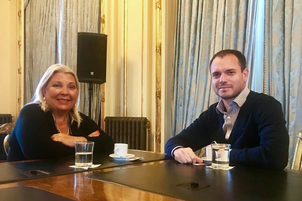 Fernando Sánchez con su referente Elisa Carrió.