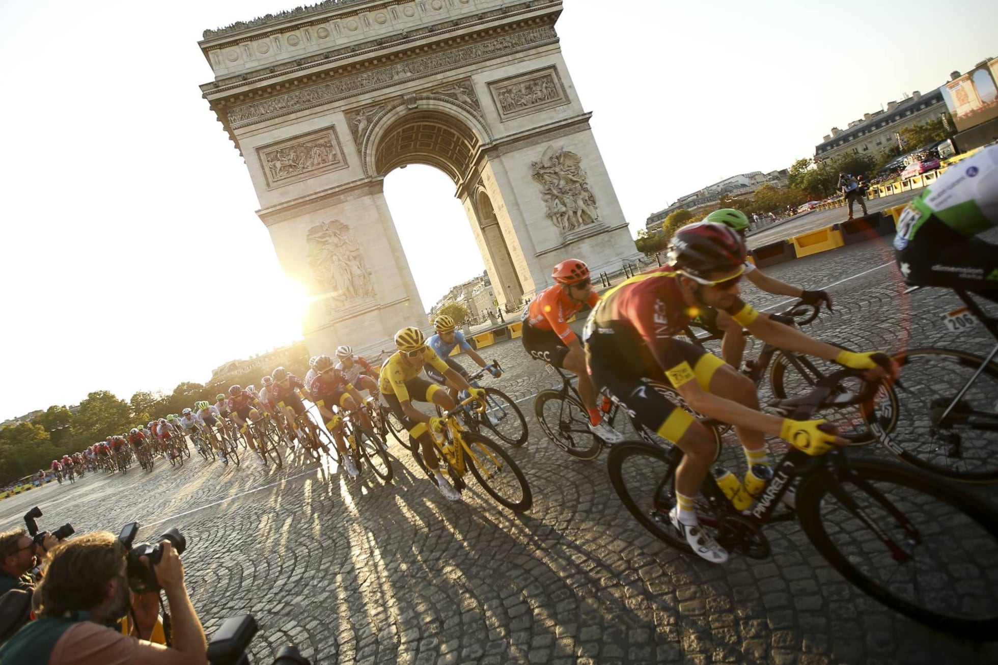 Imagen típica del Tour en París. Este año podría repetirse, pero sin público.